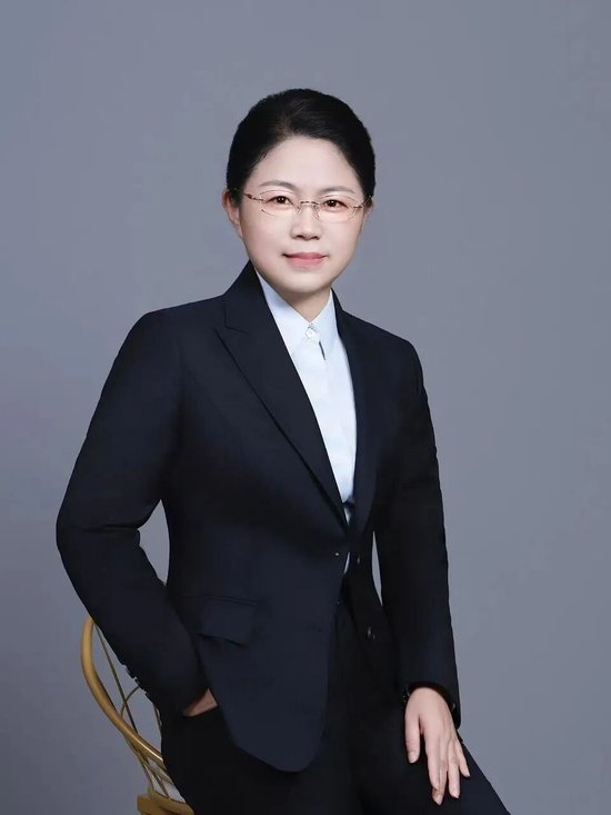千亿公募董事长	，她被聘为A股银行副行长